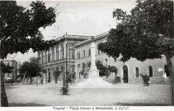 Vecchia Trapani 092 - Trapani - Cartolina - Piazza Cavour e Monumento ai Caduti.jpg